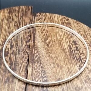 Silver tone edge bracelet B937
